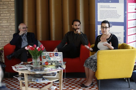 El conseller de Transparència Manuel Alcaráz, Pepe Borrás (director del IFF) i Sandra Ordóñez (presidenta del IFF)