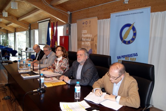 De izquierda a derecha: David Corral, tesorero; Jesús Picatoste, secretario general; Elsa González, presidenta; Aurelio Martín, vicepresidente primero; y Carlos Sanz, vicesecretario / Fotografías: Nuria Navarrete