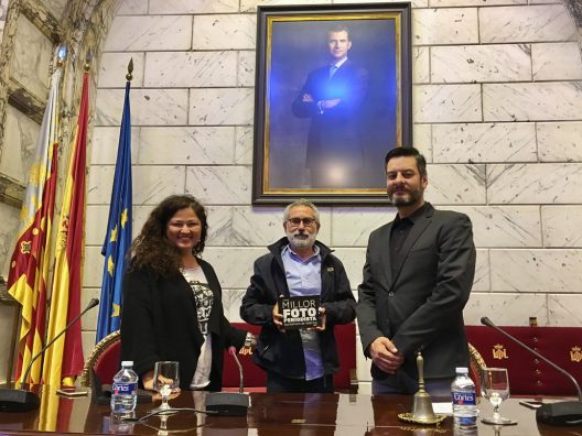 entrega-premi-millor-fotoperiodista-ajuntament-de-valncia-1-de-izq-a-dxa-tania-castro-miguel-lorenzo-carlos-galiana