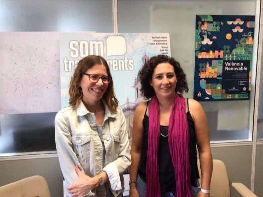La presidenta de la Unió de Periodistes Noa de la Torre amb la regidora Neus Fábregas